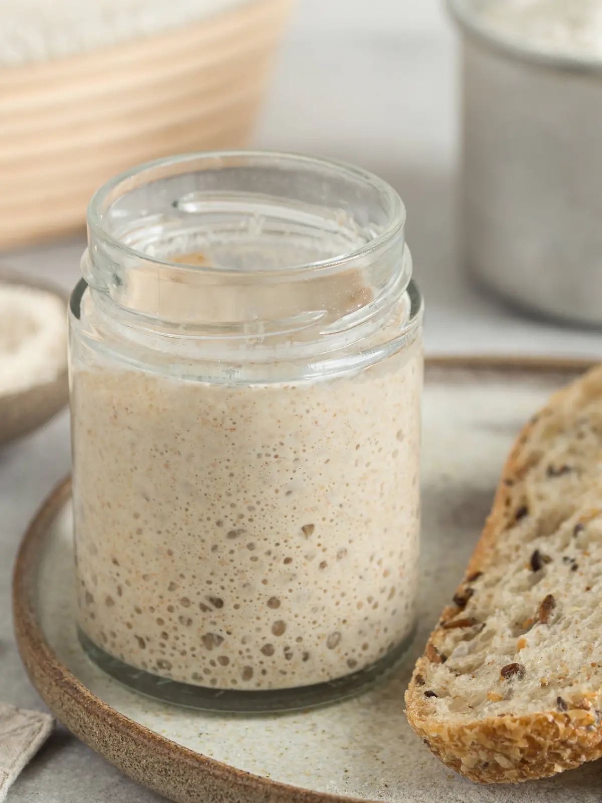 hausgemachter Sauerteigbrot-Starter im Glas, rustikal homemade sourdough bread starter in jar, rustic style LicenseRF Copyright: xZoonar.com/Anna_Shepulovax 23680827