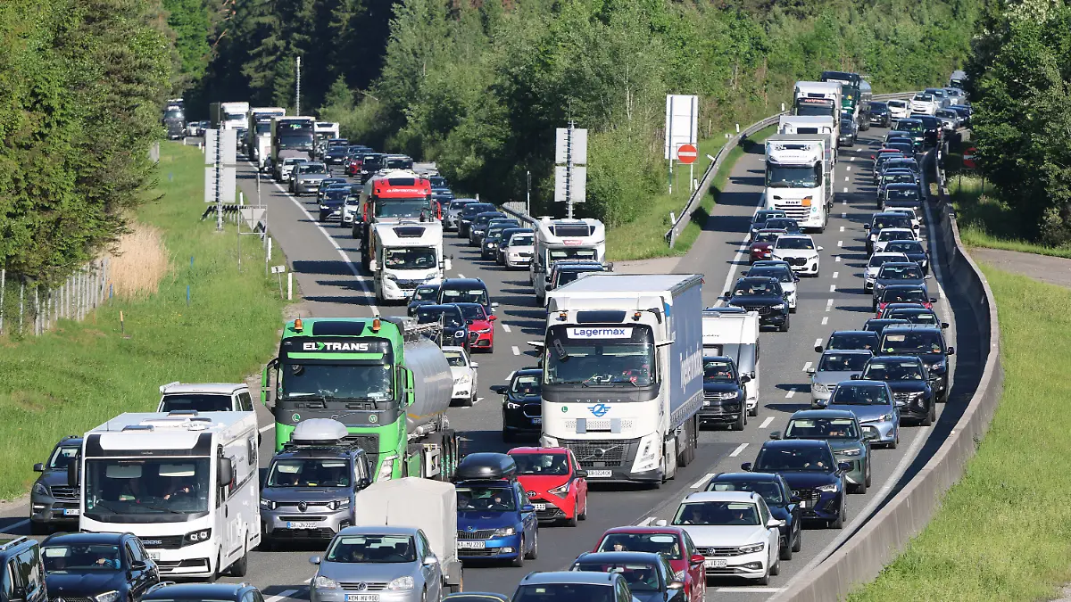 Bereits am frühen Vormittag kam es heute auf den Auotbahnen Richtung Süden zu ausdehnten Staus und Verkehrsverzögerungen.Im Bild das Autobahnkrez Tauernautobahn und Westautobahn gleich an dem Grenzübergang Walserberg in Salzburg