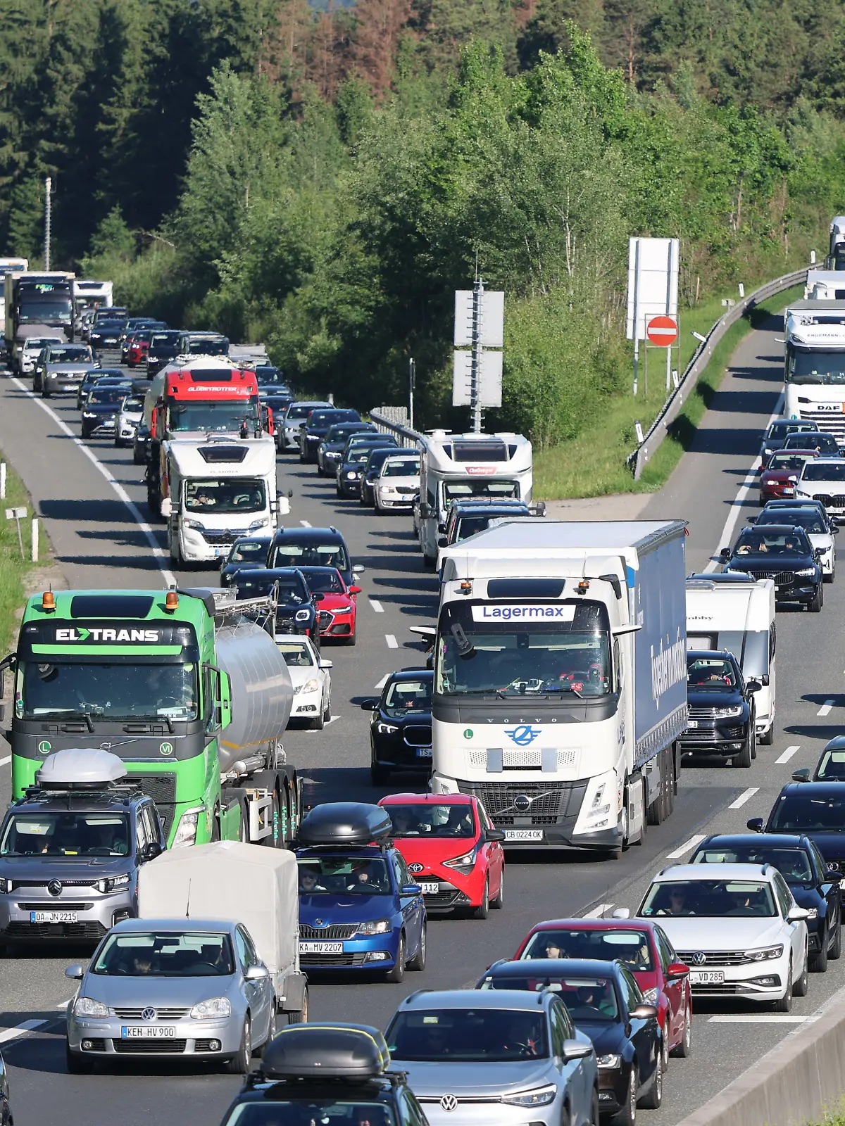 Bereits am frühen Vormittag kam es heute auf den Auotbahnen Richtung Süden zu ausdehnten Staus und Verkehrsverzögerungen.Im Bild das Autobahnkrez Tauernautobahn und Westautobahn gleich an dem Grenzübergang Walserberg in Salzburg