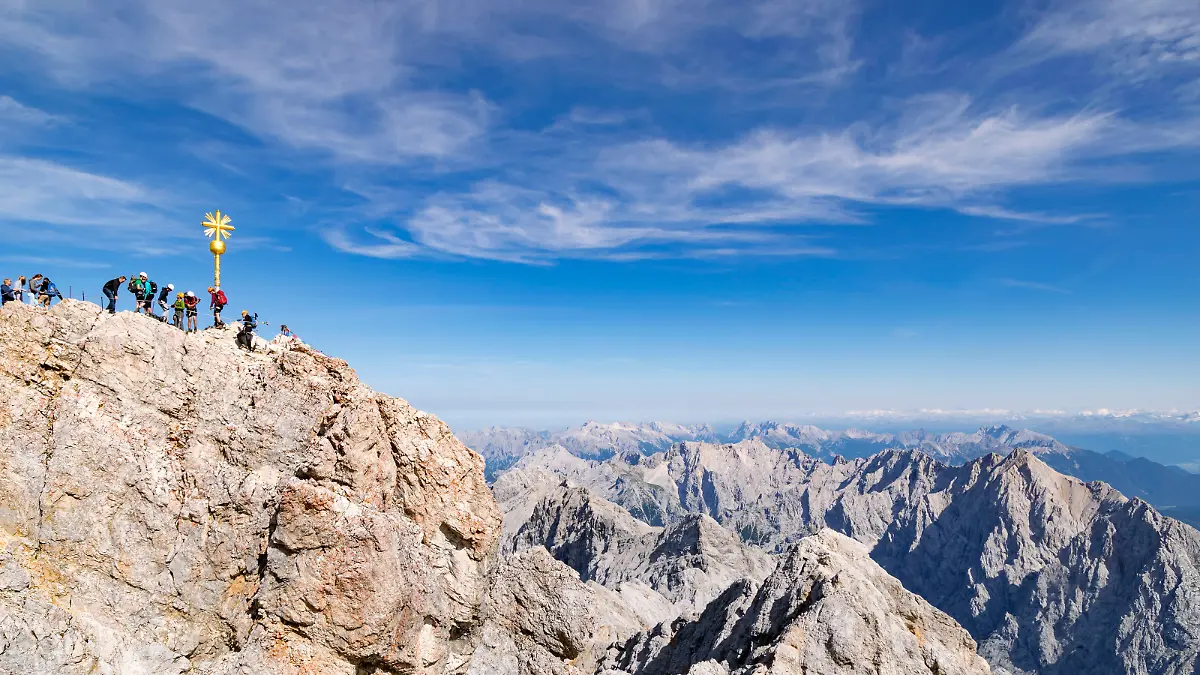 Das felsige Geländer der Zugspitze