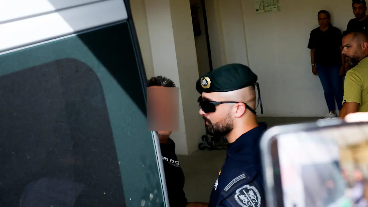Frenchman Marc (L) arriving to the Setubal courthouse, suspected of abandoning two children, on May 22, 2026.