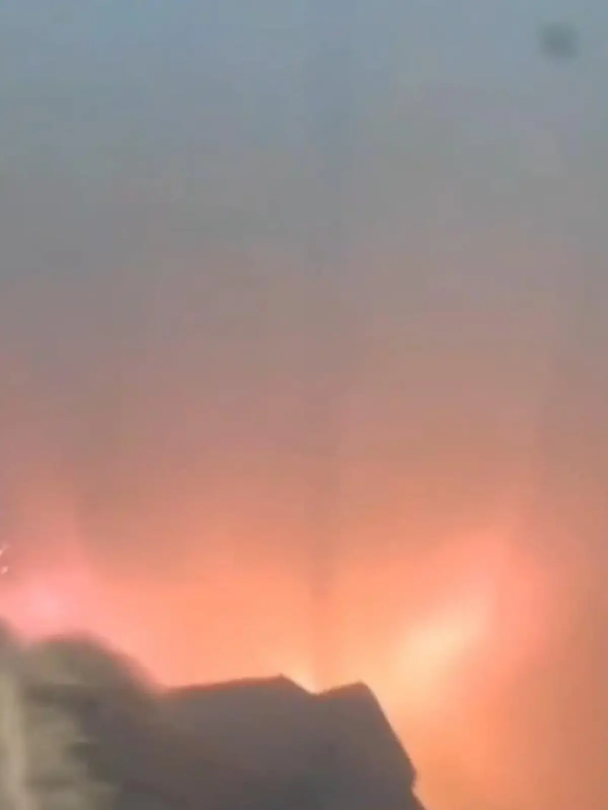 Bild zu: "Powerbank explodiert im Aufzug – Frau plötzlich in Feuer-Falle gefangen"