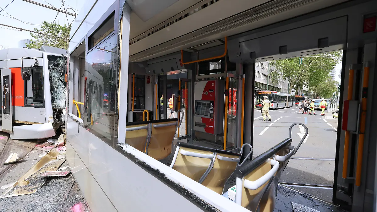 Eine beschädigte Straßenbahn steht an der Unfallstelle. Zwei Straßenbahnen waren aus noch nicht geklärten Umständen an der Ecke Berliner Allee und der Graf-Adolf-Straße frontal kollidiert. Nach Angaben der Feuerwehr gibt es 27 Verletzte, davon sind fünf Menschen schwerer verletzt. +++ dpa-Bildfunk +++