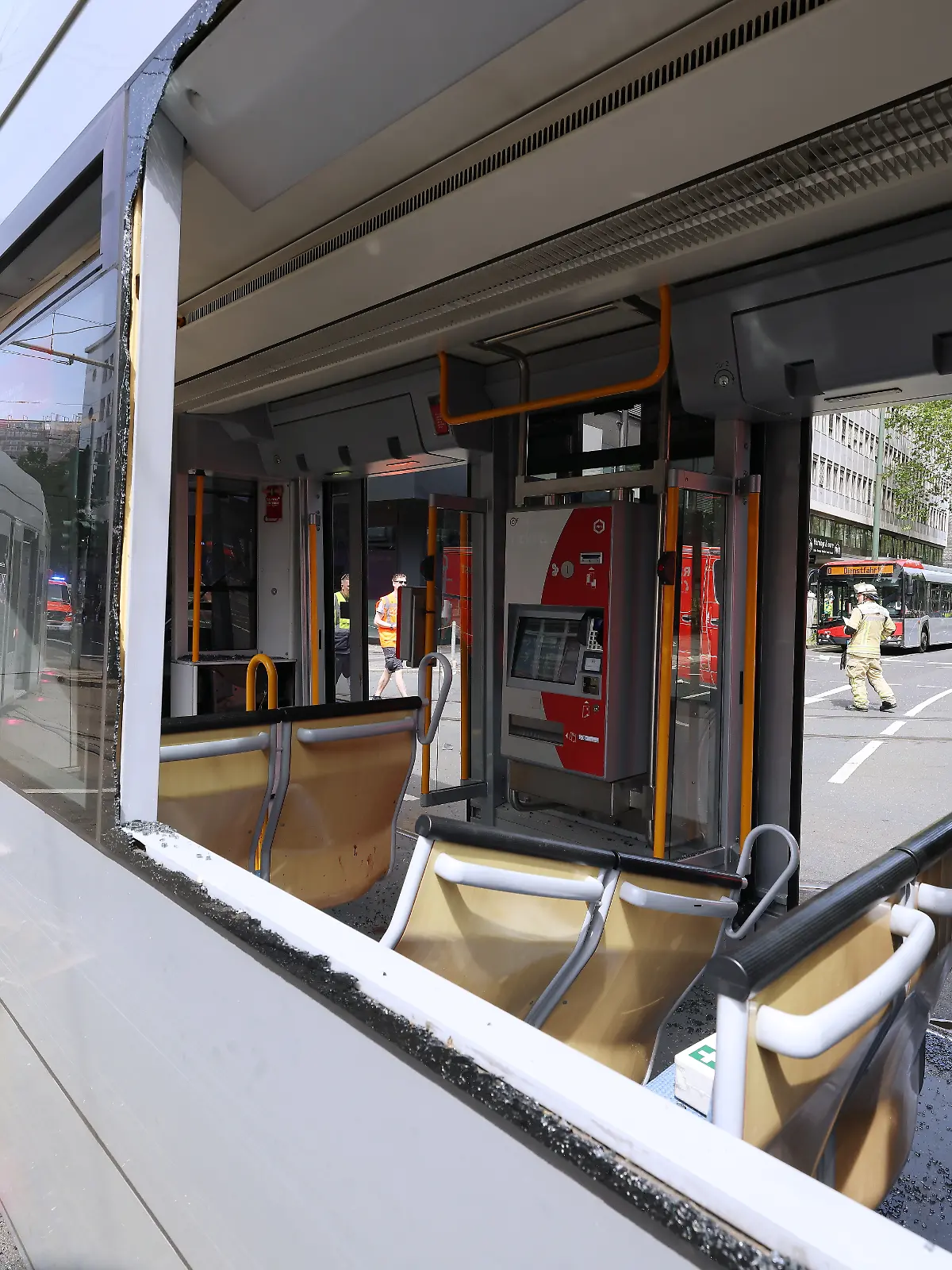 Eine beschädigte Straßenbahn steht an der Unfallstelle. Zwei Straßenbahnen waren aus noch nicht geklärten Umständen an der Ecke Berliner Allee und der Graf-Adolf-Straße frontal kollidiert. Nach Angaben der Feuerwehr gibt es 27 Verletzte, davon sind fünf Menschen schwerer verletzt. +++ dpa-Bildfunk +++