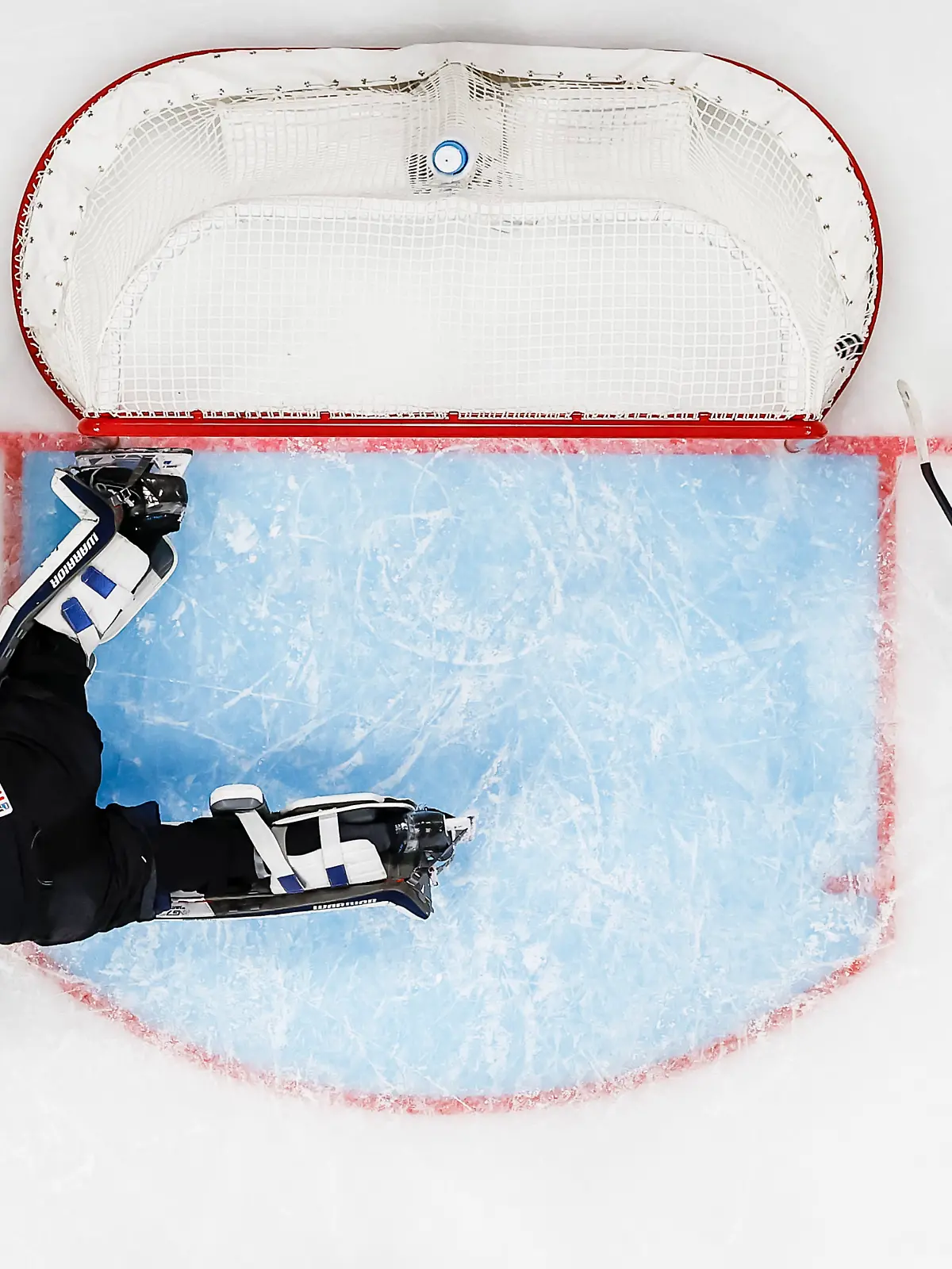 18.05.2026, Schweiz, Zürich: Eishockey: WM, Schweiz - Deutschland, Vorrunde, Gruppe A, Gruppenspielrunde. Deutschlands Torwart Jonas Stettmer (l) liegt nach dem ersten Tor der Schweiz zum 0:1 auf dem Eis neben seinem Teamkollegen Moritz Seider. Foto: Claudio Thoma/KEYSTONE/dpa +++ dpa-Bildfunk +++