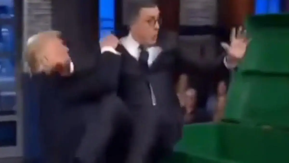 Beleidigt und öffentlich verspottet! Donald Trump schmeißt Moderator in Mülltonne Verstörendes KI-Video