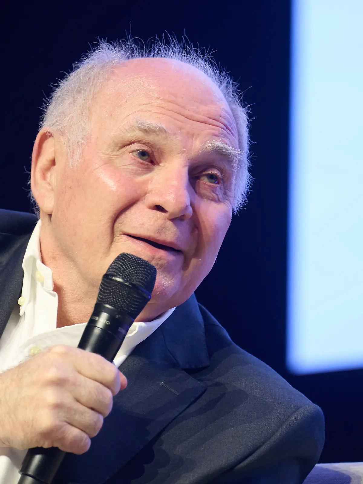 Uli Hoeneß, Ehrenpräsident des FC Bayern München, sitzt beim Daten- und KI-Festival auf der Bühne.