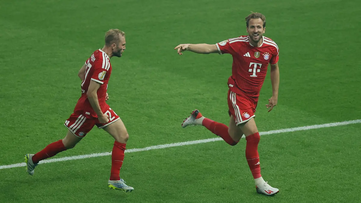 Soccer Football - DFB Cup - Final - Bayern Munich v VfB Stuttgart - Olympiastadion, Berlin, Germany - May 23, 2026 Bayern Munich's Harry Kane celebrates scoring their second goal with Konrad Laimer REUTERS/Fabrizio Bensch DFB REGULATIONS PROHIBIT ANY USE OF PHOTOGRAPHS AS IMAGE SEQUENCES AND/OR QUASI-VIDEO.