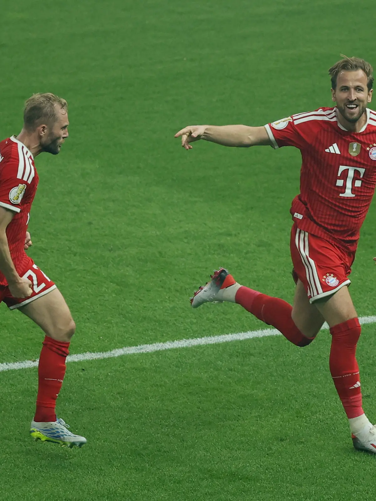 Soccer Football - DFB Cup - Final - Bayern Munich v VfB Stuttgart - Olympiastadion, Berlin, Germany - May 23, 2026 Bayern Munich's Harry Kane celebrates scoring their second goal with Konrad Laimer REUTERS/Fabrizio Bensch DFB REGULATIONS PROHIBIT ANY USE OF PHOTOGRAPHS AS IMAGE SEQUENCES AND/OR QUASI-VIDEO.
