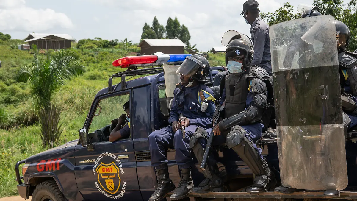 Polizisten bewachen Mitarbeiter des Roten Kreuzes bei der Beerdigung eines Ebola-Opfers auf dem Rwampara-Friedhof in Bunia. +++ dpa-Bildfunk +++