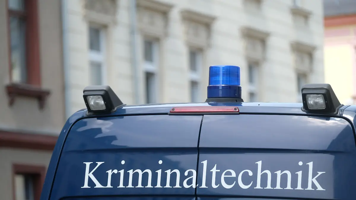 Ein Fahrzeug der Kriminaltechnik vor einem Haus in der Kantstraße. Dort soll sich am Dienstag (02.06.2020) ein Tötungsdelikt ereignet haben, bei dem ein 24-jähriger Pakistaner ums Leben kam.