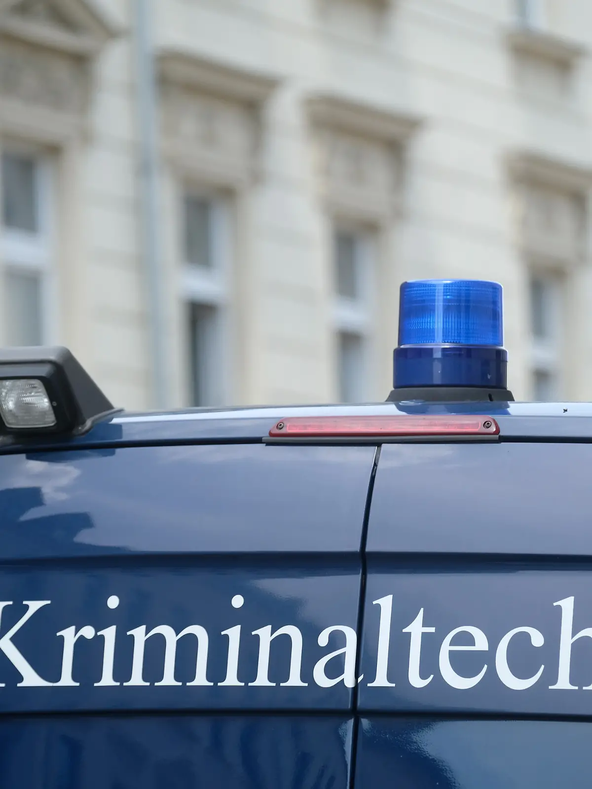 Ein Fahrzeug der Kriminaltechnik vor einem Haus in der Kantstraße. Dort soll sich am Dienstag (02.06.2020) ein Tötungsdelikt ereignet haben, bei dem ein 24-jähriger Pakistaner ums Leben kam.