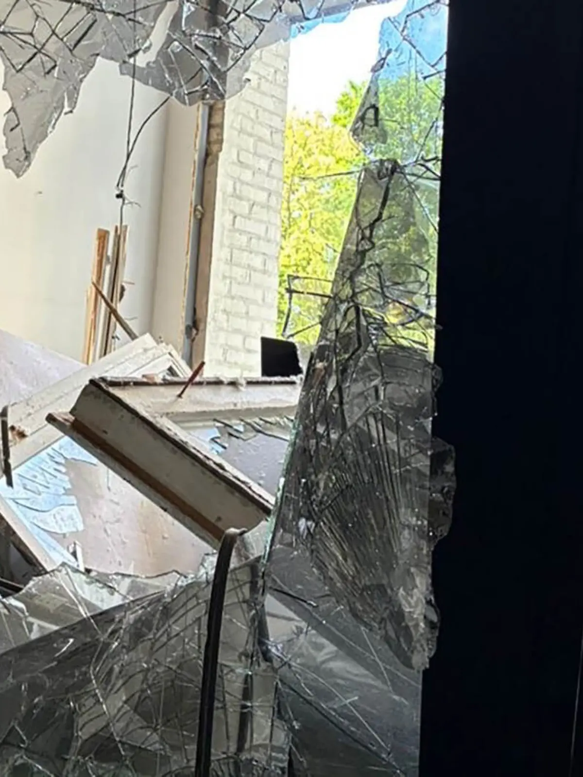 Der zerstörte Fensterbereich des ARD-Studios. Bei einem schweren russischen Drohnen- und Raketenangriff auf die Hauptstadt wurde auch das zentral gelegene ARD-Studio massiv beschädigt und in Teilen zerstört. (Bestmögliche Qualität) +++ dpa-Bildfunk +++