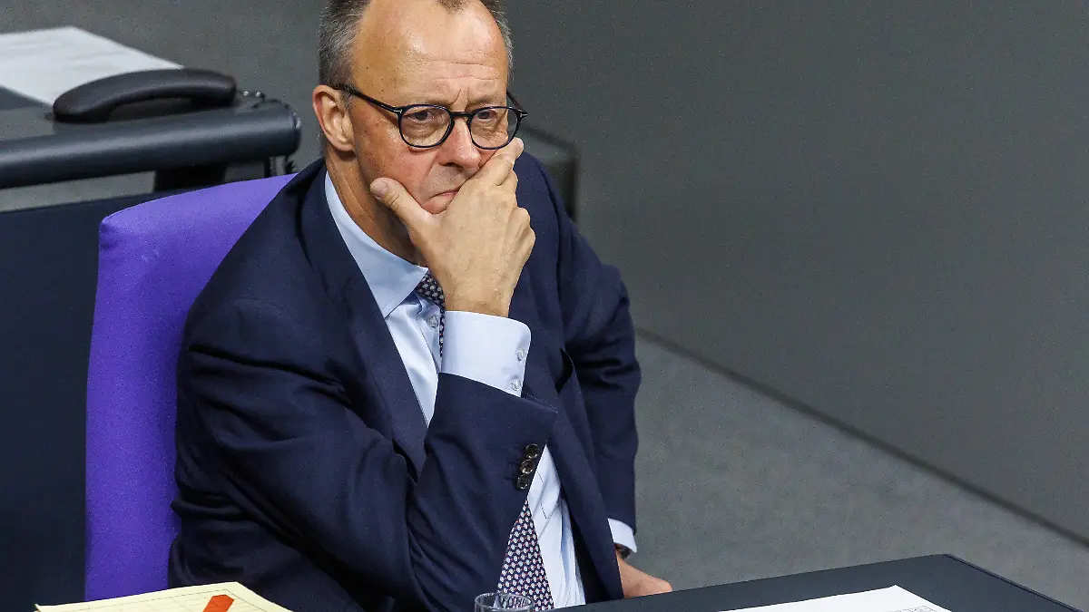 Bundeskanzler Friedrich Merz (CDU) bei der Plenarsitzung zum Thema Rentenpaket im Deutschen Bundestag am 5.12.25 in Berlin.