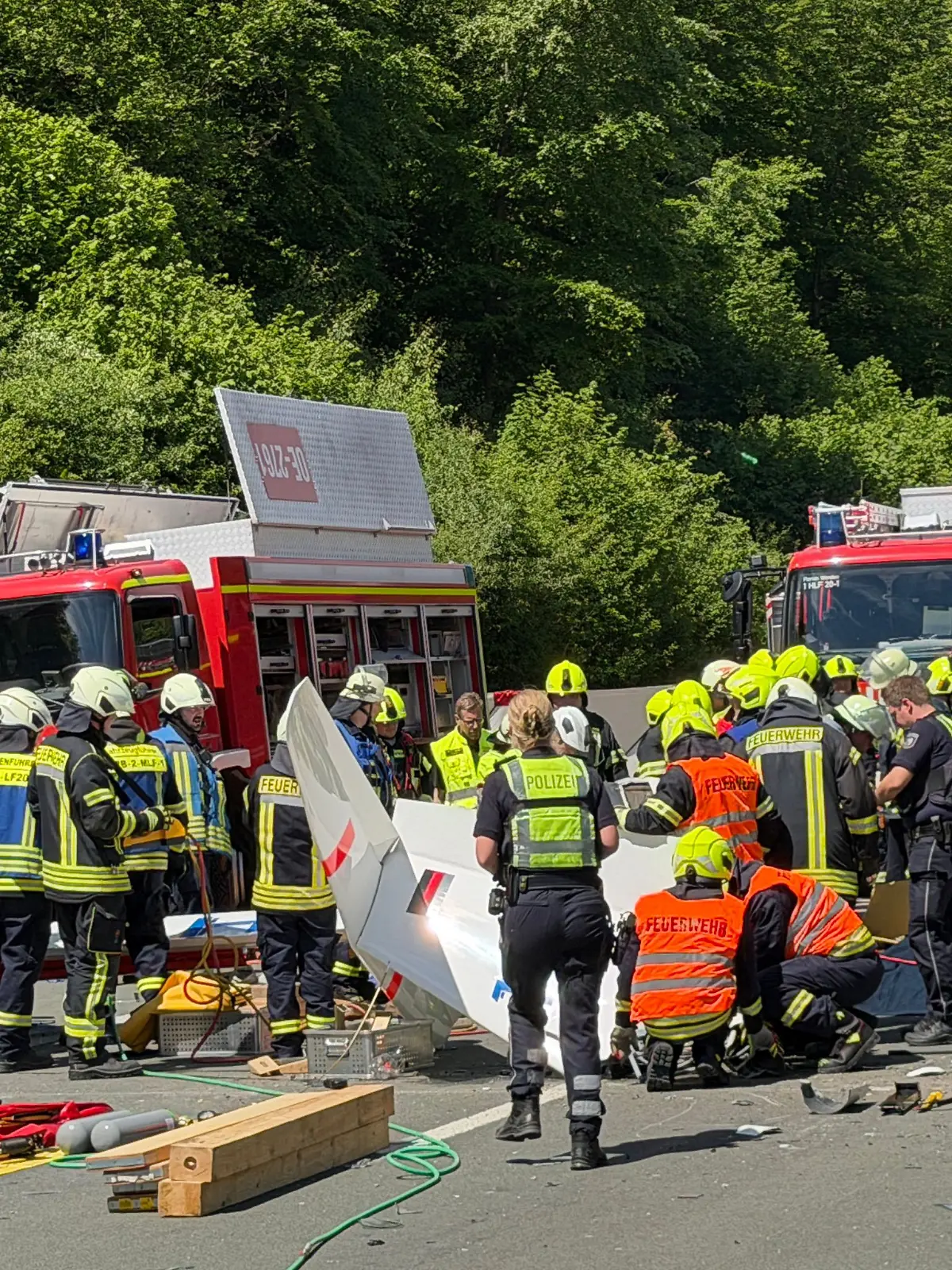 Segelflugzeug stürzt auf A45