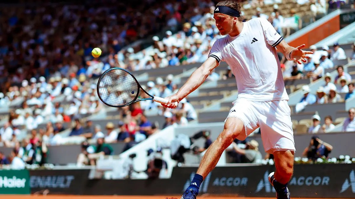 Alexander Zverev spielte zum Start der French Open auf dem Hauptplatz in Roland Garros.