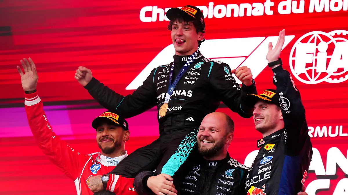 Antonelli lässt sich auch von zwei Formel-1-Stars feiern.