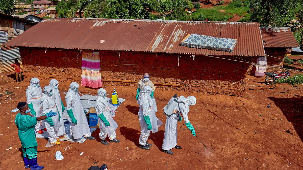 Mitarbeitende des Roten Kreuzes desinfizieren das Gelände rund um ein Haus in der Demokratischen Republik Kongo, in dem ein Mann an Ebola gestorben ist