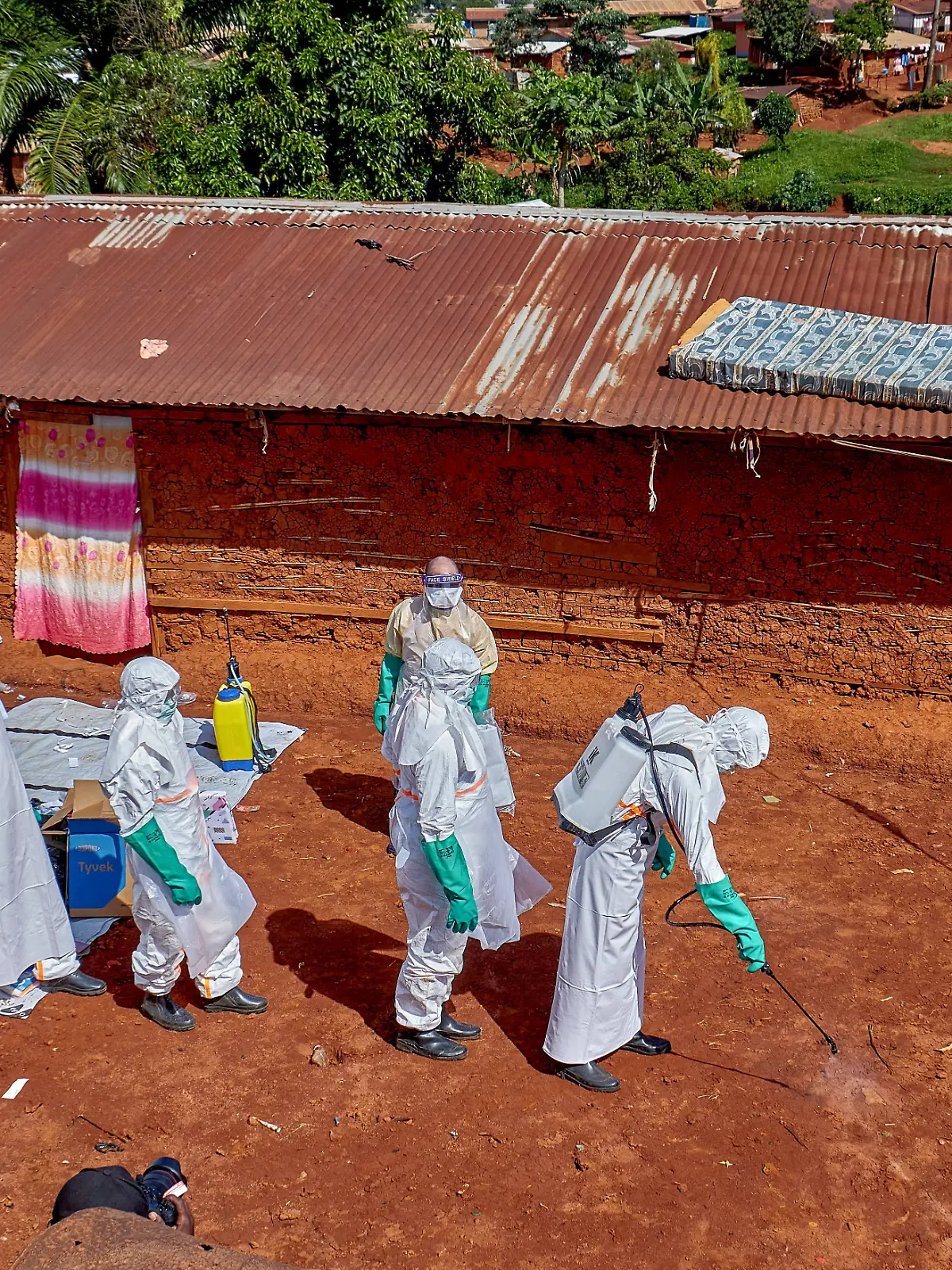 Mitarbeitende des Roten Kreuzes desinfizieren das Gelände rund um ein Haus in der Demokratischen Republik Kongo, in dem ein Mann an Ebola gestorben ist