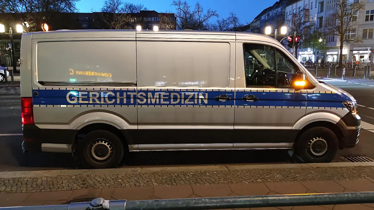 Berlin, Deutschland: Sophie-Charlotte-Platz: Messerattacke an U-Bahnhof: Ein Fahrzeug der Gerichtsmedizin an der Ecke Kaiserdamm/B5 und Suarezstraße/Windscheidstraße
