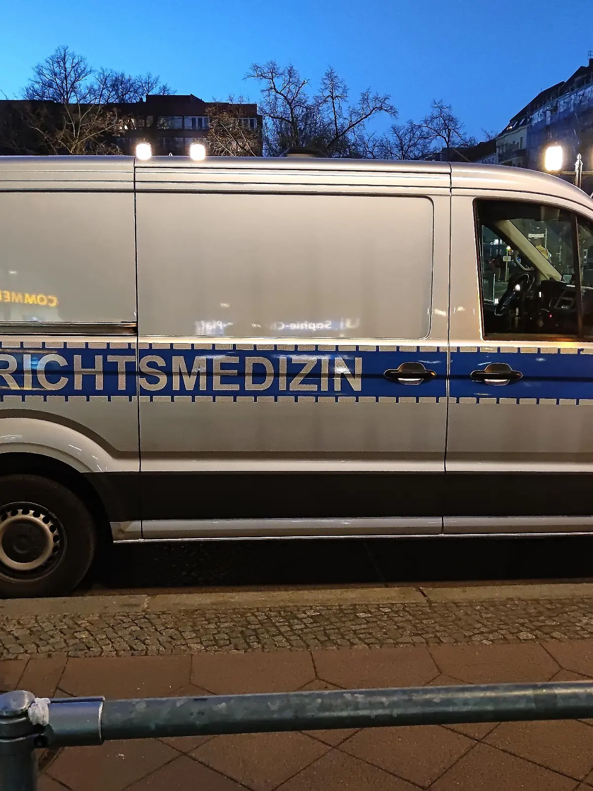 Berlin, Deutschland: Sophie-Charlotte-Platz: Messerattacke an U-Bahnhof: Ein Fahrzeug der Gerichtsmedizin an der Ecke Kaiserdamm/B5 und Suarezstraße/Windscheidstraße