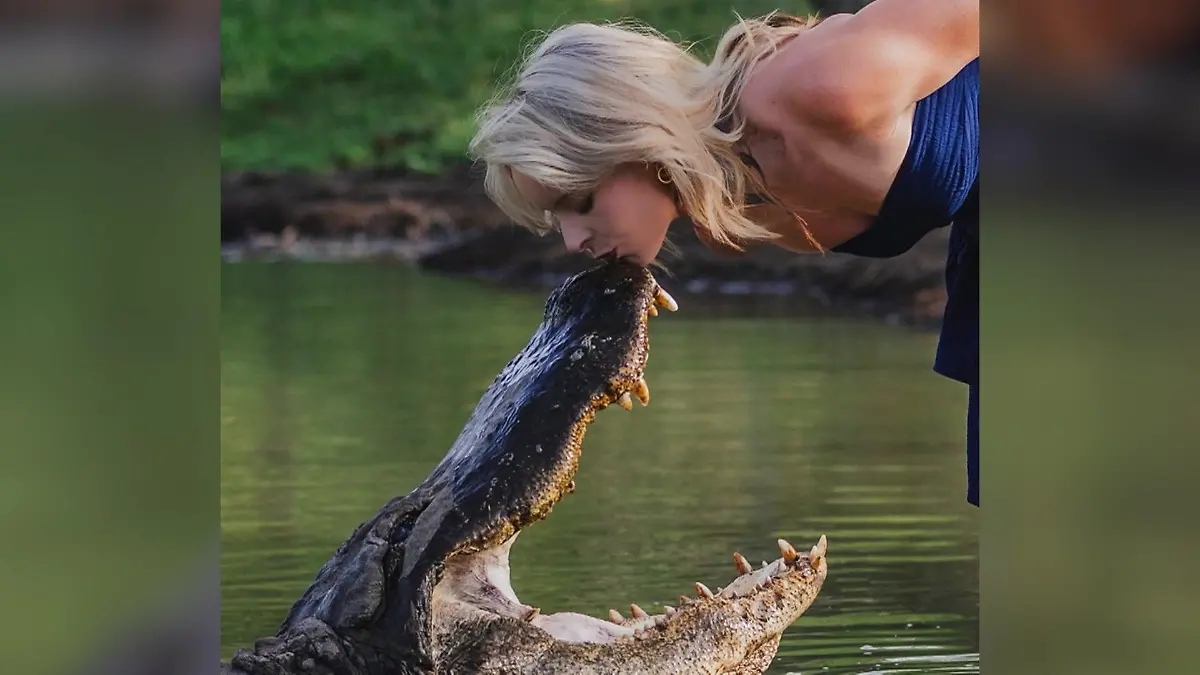Bachelor mit Biss! Studentin knutscht riesigen Alligator – für Abschlussfotos Ihre Chefin hatte die Idee!