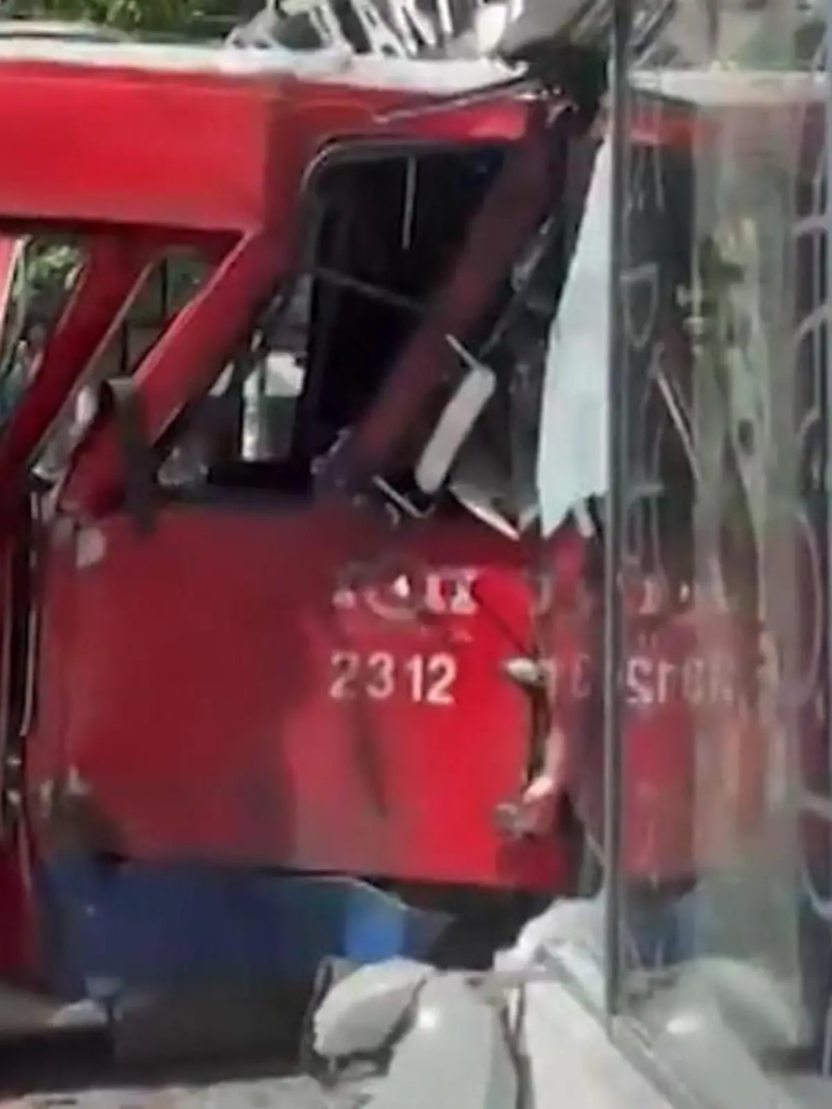 Bild zu: "Drama in Belgrad! Straßenbahn entgleist und kracht in Geschäft"