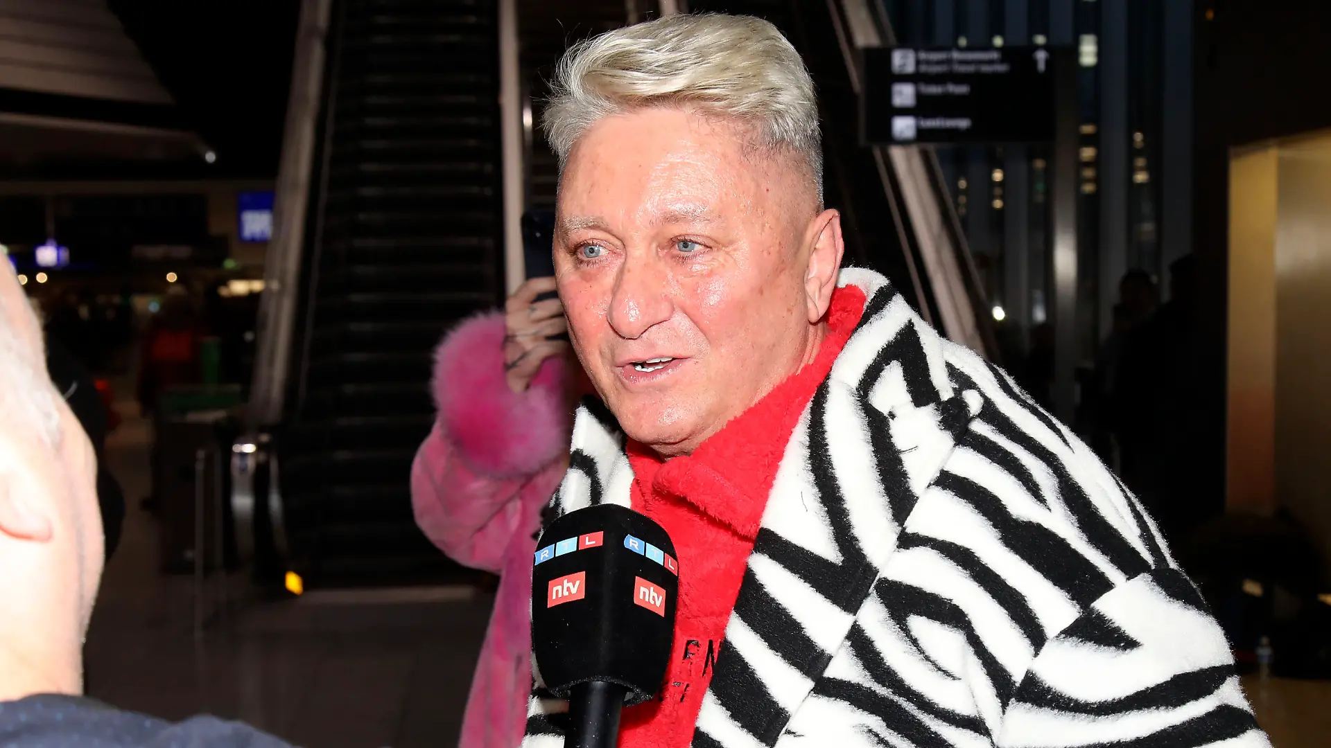 Hubert Fella bei der Abreise der Dschungelcamp-Kandidaten der RTL Reality-TV-Show 'Ich bin ein Star - holt mich hier raus' nach Australien auf dem Flughafen Frankfurt am Main. Frankfurt, 15.01.2026