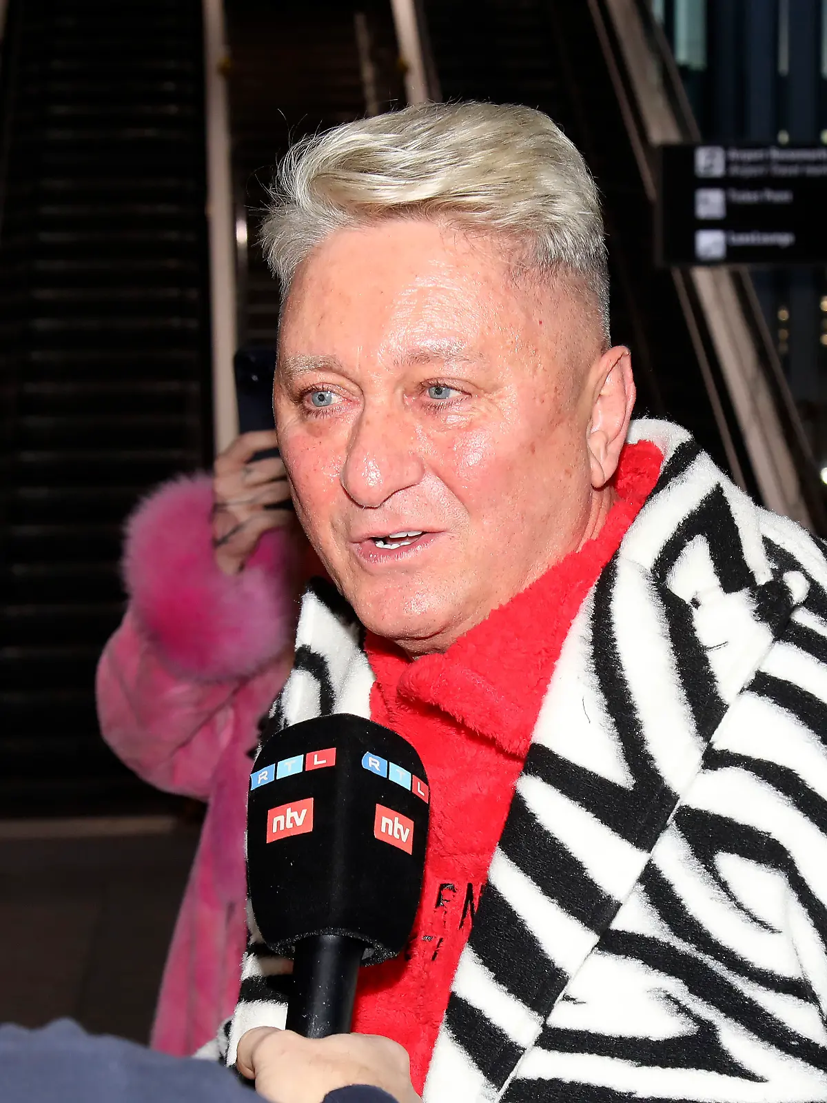 Hubert Fella bei der Abreise der Dschungelcamp-Kandidaten der RTL Reality-TV-Show 'Ich bin ein Star - holt mich hier raus' nach Australien auf dem Flughafen Frankfurt am Main. Frankfurt, 15.01.2026