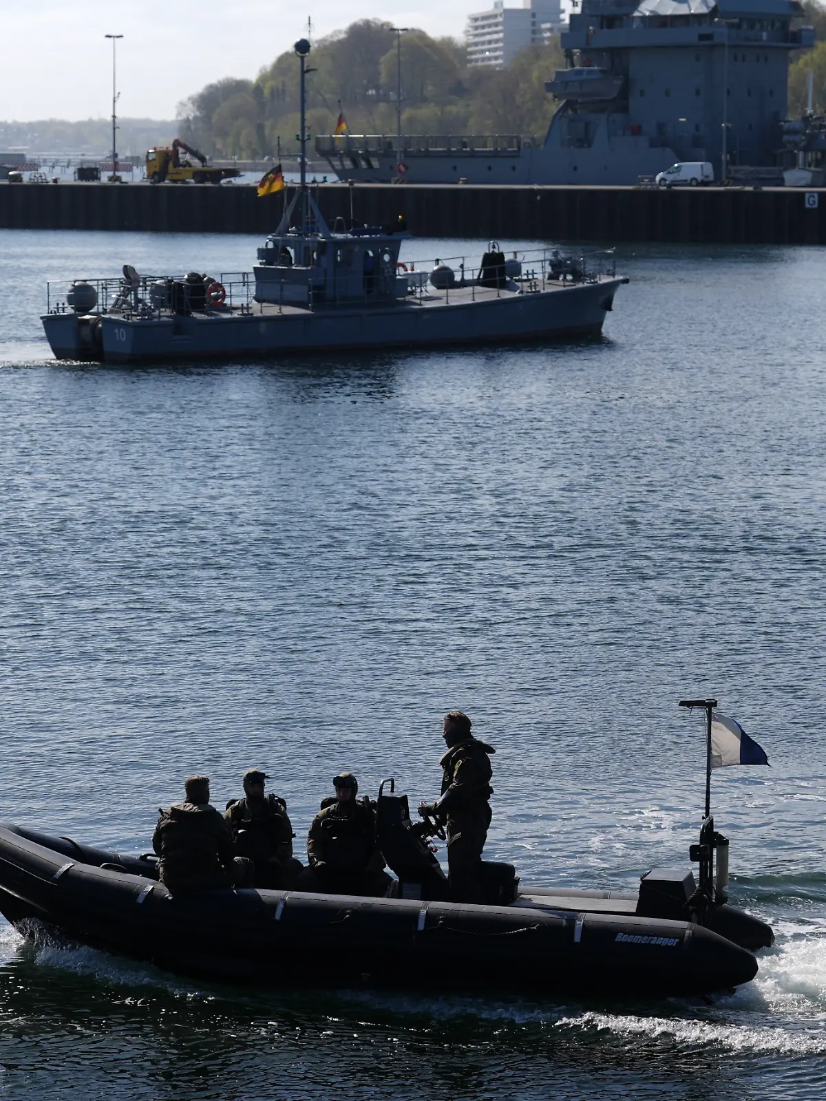 Die autonome Drohne "Seehund" (hinten) fährt im Hafenbecken am Marinestützpunkt Kiel während des Pressetermins der Deutschen Marine zum Thema Minenabwehr. Im Vordergrund fährt ein Schlauchboot mit Minentauchern. (zu dpa: «Notfall bei Minentaucherausbildung: Junger Soldat gestorben») +++ dpa-Bildfunk +++