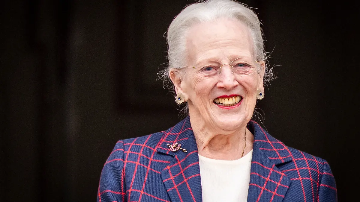 Dänemarks ehemalige Königin Margrethe lächelt an ihrem 86. Geburtstag im Innenhof von Schloss Fredensborg. (zu dpa: «Dänische Königin Margrethe nach Sturz erneut im Krankenhaus») +++ dpa-Bildfunk +++
