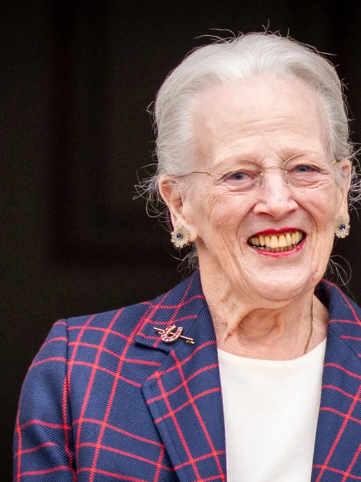 Dänemarks ehemalige Königin Margrethe lächelt an ihrem 86. Geburtstag im Innenhof von Schloss Fredensborg. (zu dpa: «Dänische Königin Margrethe nach Sturz erneut im Krankenhaus») +++ dpa-Bildfunk +++