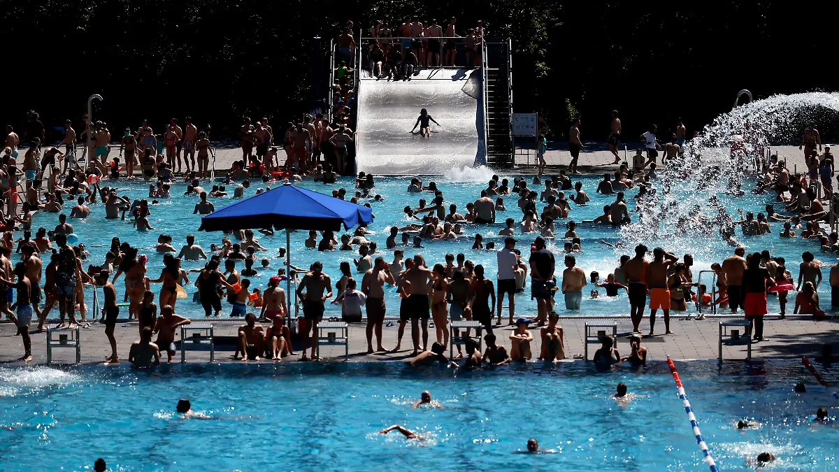 Im Kölner Stadionbad genießen Badegäste bei sommerlichen Temperaturen die Freibad-Saison. Das Rheinland ächzt unter heißem Wetter zu Pfingsten: Der Deutsche Wetterdienst warnt bereits vor Hitzegewittern. Köln, 25.05.2026
