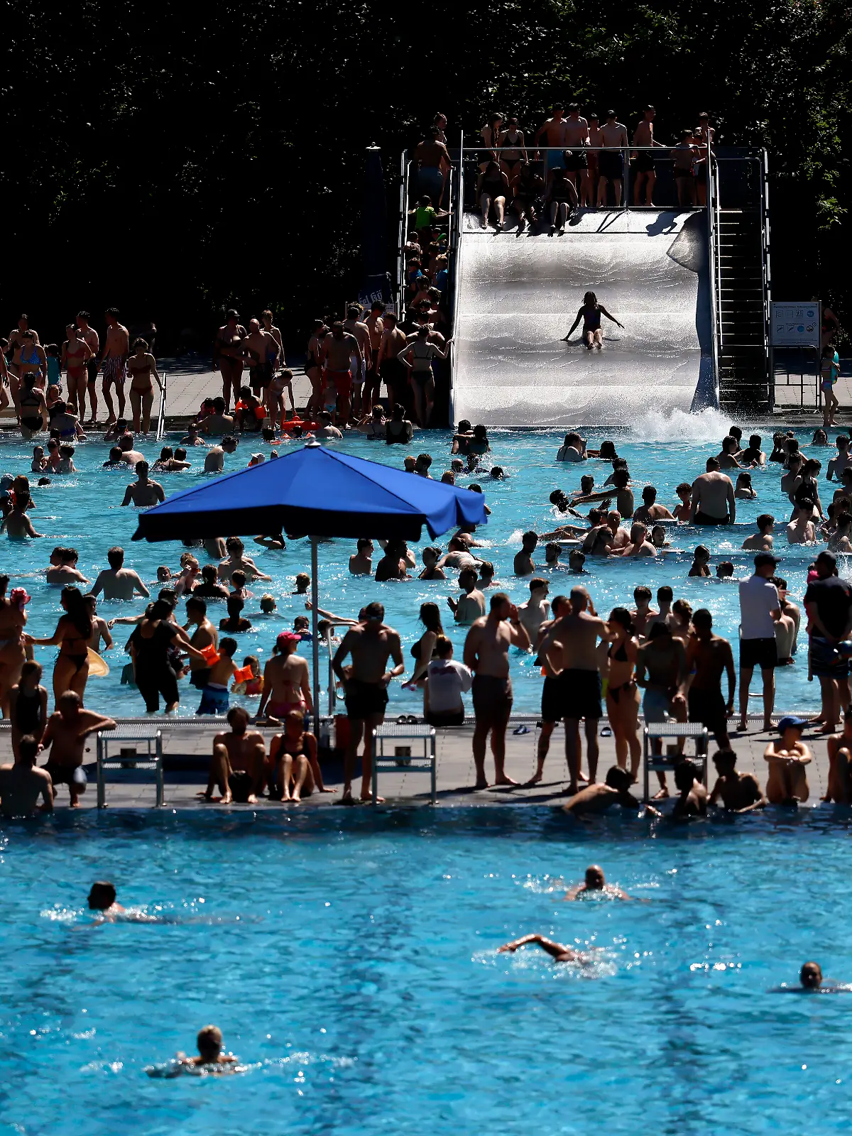 Im Kölner Stadionbad genießen Badegäste bei sommerlichen Temperaturen die Freibad-Saison. Das Rheinland ächzt unter heißem Wetter zu Pfingsten: Der Deutsche Wetterdienst warnt bereits vor Hitzegewittern. Köln, 25.05.2026