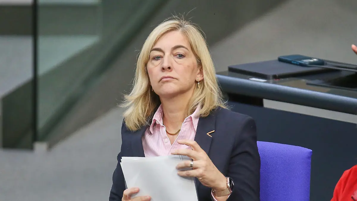 Berlin, Deutschland: Deutscher Bundestag: 77. Bundestagssitzung: Bundesministerin für Gesundheit Nina Warken (CDU)