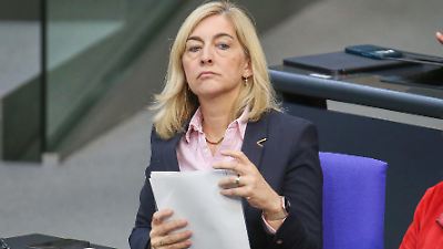 Pflegeversicherung: Gesundheitsministerin Nina Warken will Beiträge für Kinderlose erhöhen