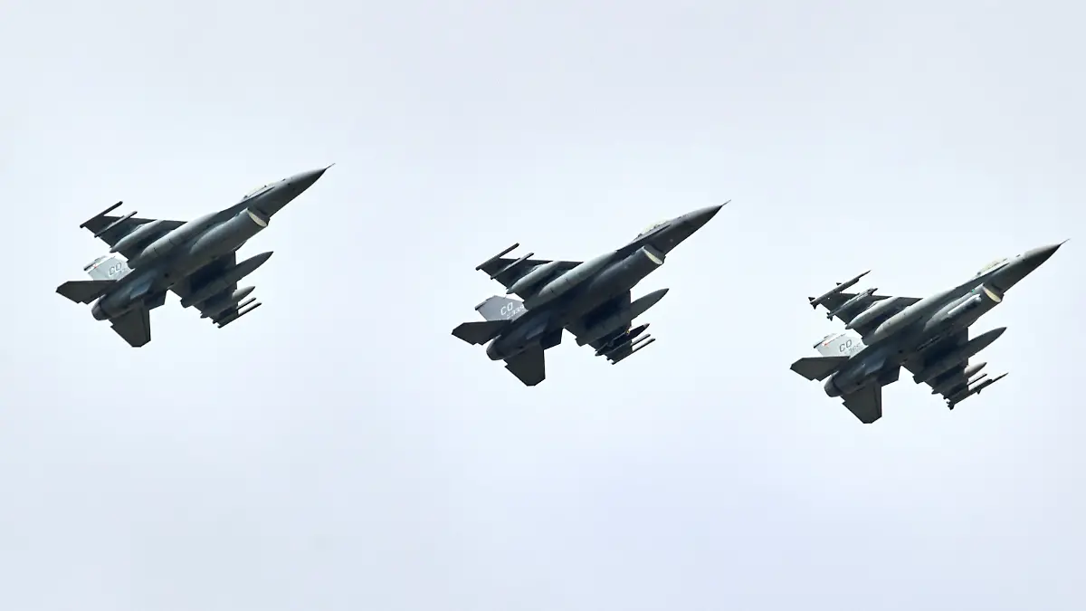 Drei Kampfjets vom Typ F-16 aus den USA fliegen in Formation kurz vor deren Landung auf dem Fliegerhorst im schleswig-holsteinischen Jagel. (zu dpa: «US-Militär: Angriffe auf Ziele im Iran und Minenleger-Boote») +++ dpa-Bildfunk +++
