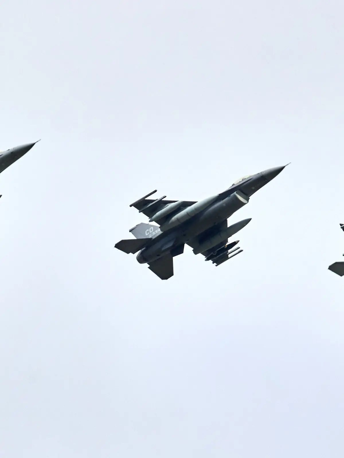 Drei Kampfjets vom Typ F-16 aus den USA fliegen in Formation kurz vor deren Landung auf dem Fliegerhorst im schleswig-holsteinischen Jagel. (zu dpa: «US-Militär: Angriffe auf Ziele im Iran und Minenleger-Boote») +++ dpa-Bildfunk +++