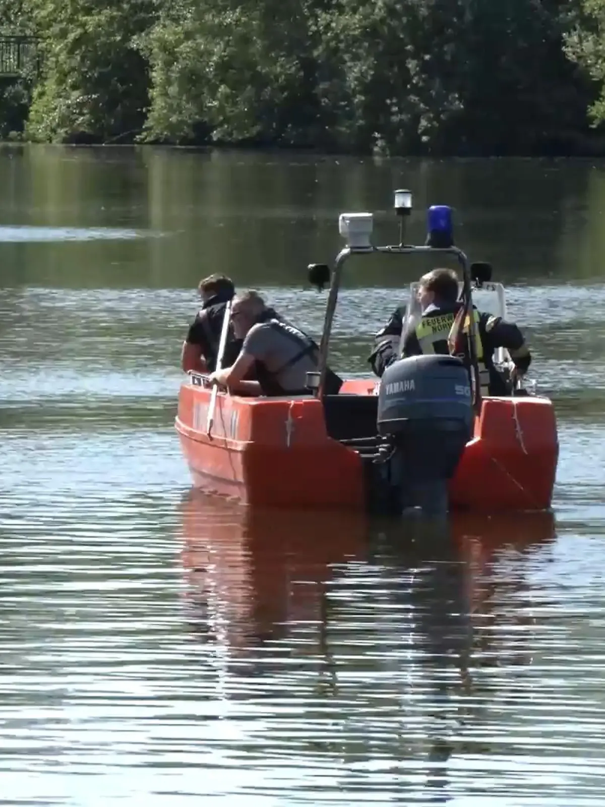 Bild zu: "Schock-Fund an See! Taucher findet Mädchen (13) leblos unter Wasser"