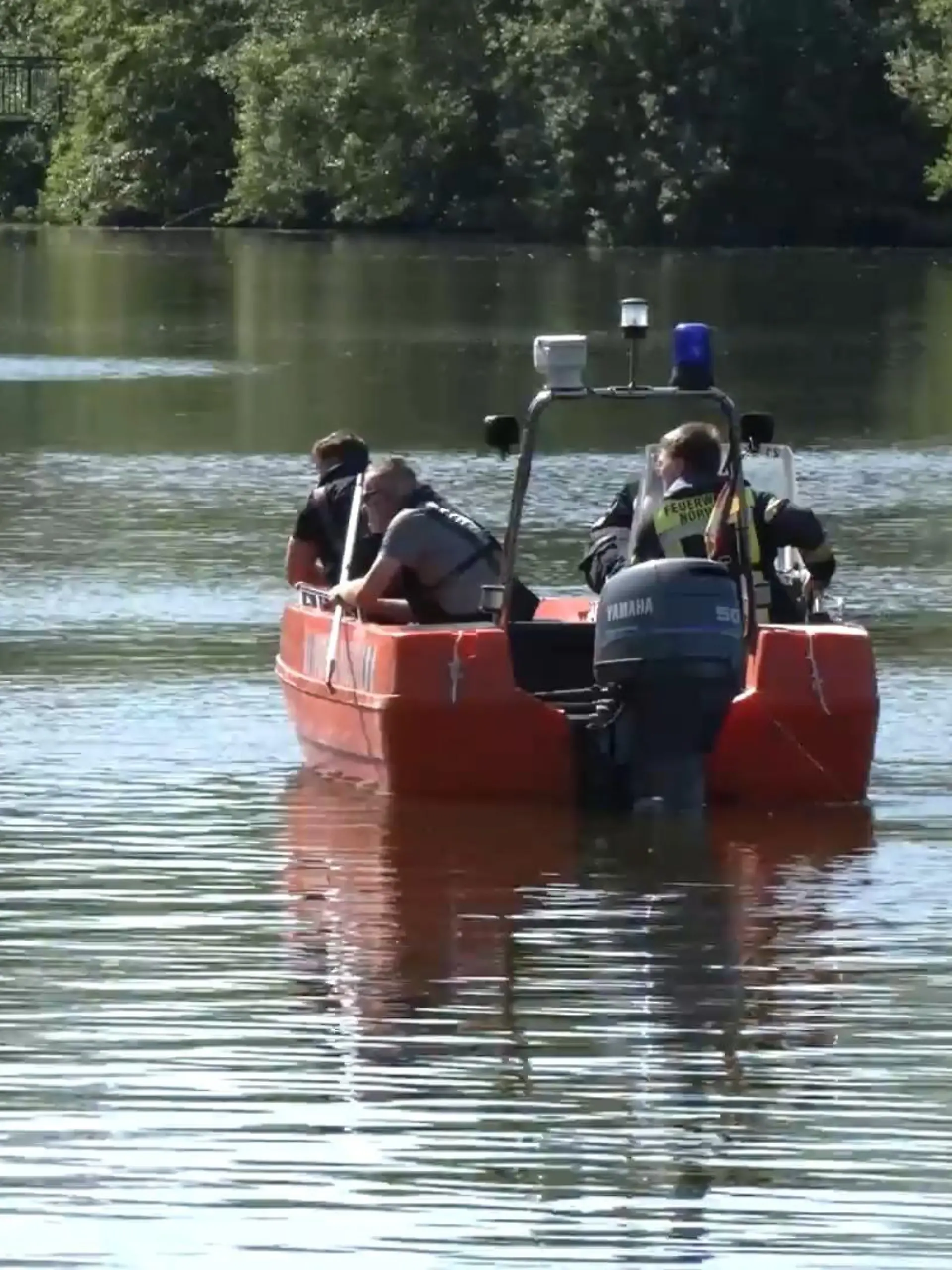 Bild zu: "Schock-Fund an See! Taucher findet Mädchen (13) leblos unter Wasser"