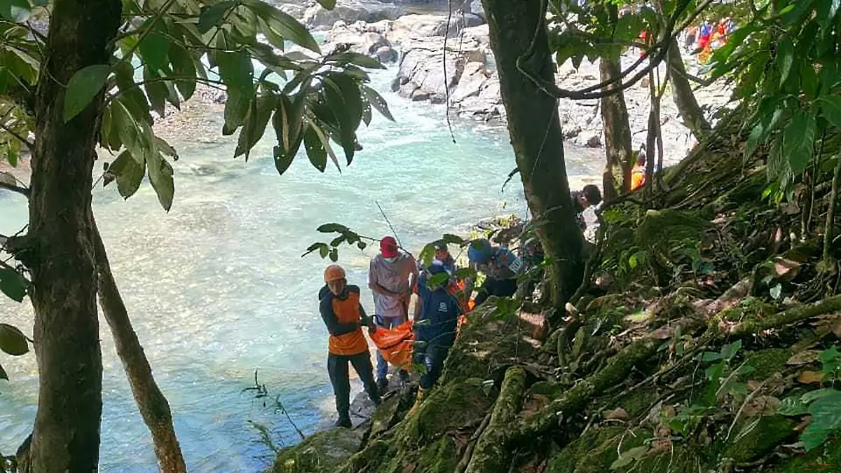 Auf diesem vom Maumere Search and Rescue Office zur Verfügung gestellten Foto bergen Einsatzkräfte die Leichen von zwei österreichischen Touristen auf der indonesischen Insel Flores. Die beiden Urlauber waren am 24.05.2026 beim Einsturz einer Hängebrücke auf dem Weg zum Cunca-Wulang-Wasserfall ums Leben gekommen. (Bestmögliche Qualität) +++ dpa-Bildfunk +++