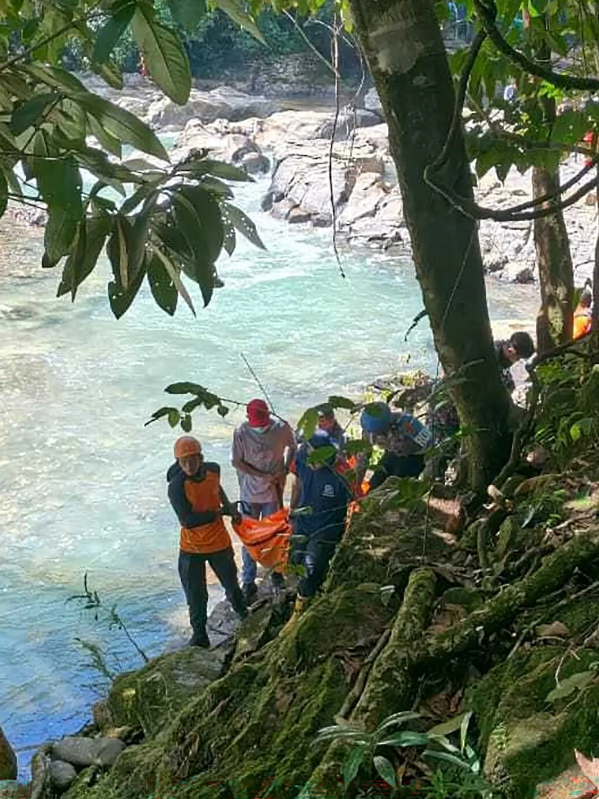 Auf diesem vom Maumere Search and Rescue Office zur Verfügung gestellten Foto bergen Einsatzkräfte die Leichen von zwei österreichischen Touristen auf der indonesischen Insel Flores. Die beiden Urlauber waren am 24.05.2026 beim Einsturz einer Hängebrücke auf dem Weg zum Cunca-Wulang-Wasserfall ums Leben gekommen. (Bestmögliche Qualität) +++ dpa-Bildfunk +++
