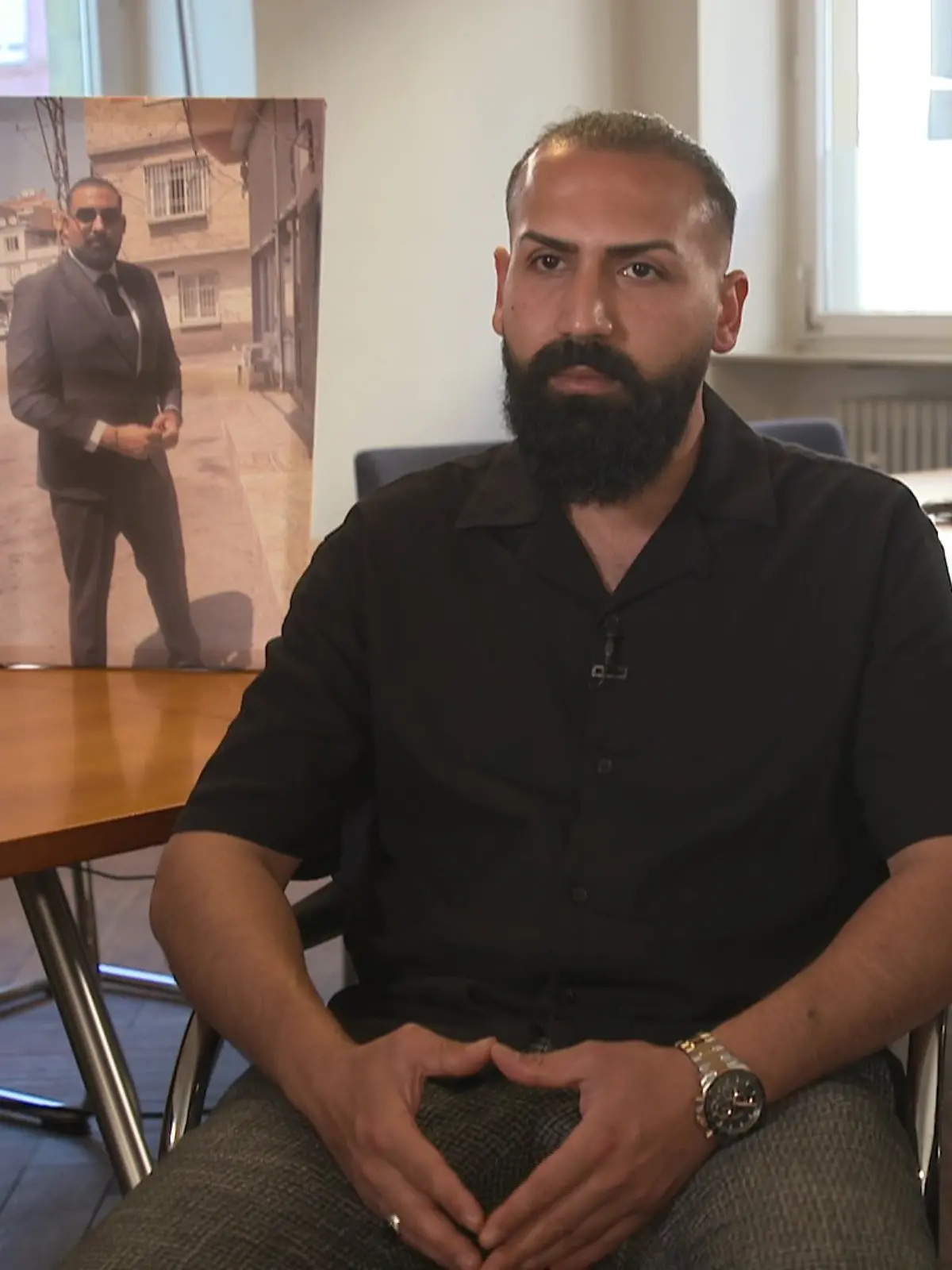 Die Brüder Ismail und Eray des totgeprügelten Zugbegleiters Serkan Çalar können die Tat nicht fassen