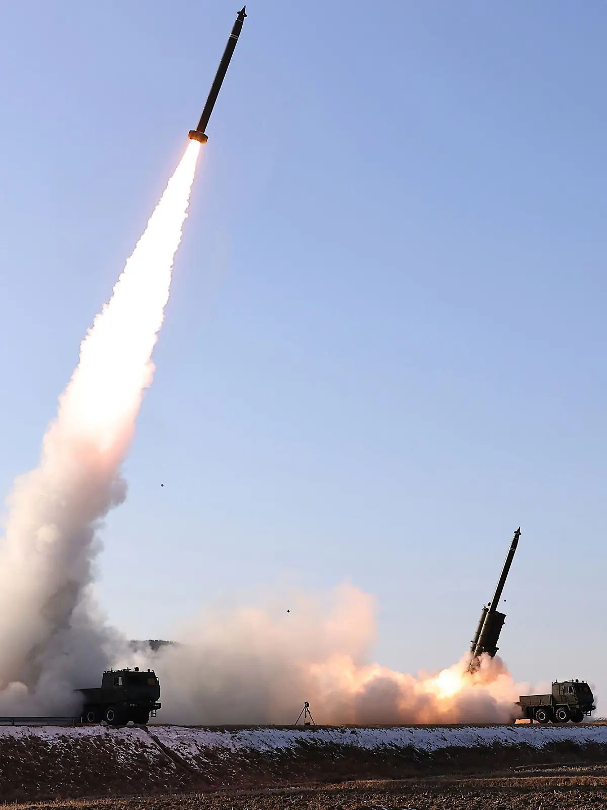 Die von der staatlichen nordkoreanischen Nachrichtenagentur KCNA am 27.01.2026 zur Verfügung gestellte Aufnahme zeigt nach Angaben von KCNA den Test von ballistischen Raketen an einem nicht genannten Ort. Unabhängige Journalisten hatten keinen Zugang zu dem Ereignis, das auf diesem von der nordkoreanischen Regierung verbreiteten Bild zu sehen ist. Der Inhalt dieses Bildes ist so, wie er zur Verfügung gestellt wurde und kann nicht unabhängig überprüft werden. Das Wasserzeichen in koreanischer Sprache auf dem Bild lautet wie von der Quelle angegeben: «KCNA» ist die Abkürzung für Korean Central News Agency. (zu dpa: «Südkorea: Nordkorea führt mutmaßlichen Raketentest durch») +++ dpa-Bildfunk +++