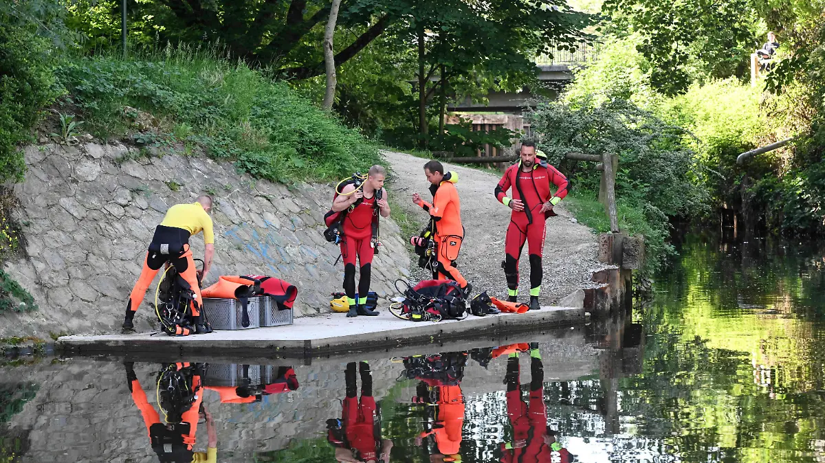 25.05.2026, Frankreich, Rennes: Taucher machen sich bereit, im Fluss Vilaine in der Nähe der Stelle, an der die Leiche eines elfjährigen Jungen gefunden wurde, nach Beweisen zu suchen. Nach dem Fund der toten Kindes mit einem sehr fest um seinen Hals gebundenen nassen Badehandtuch befinden sich ein 16-Jähriger und eine 15-Jährige in Polizeigewahrsam.