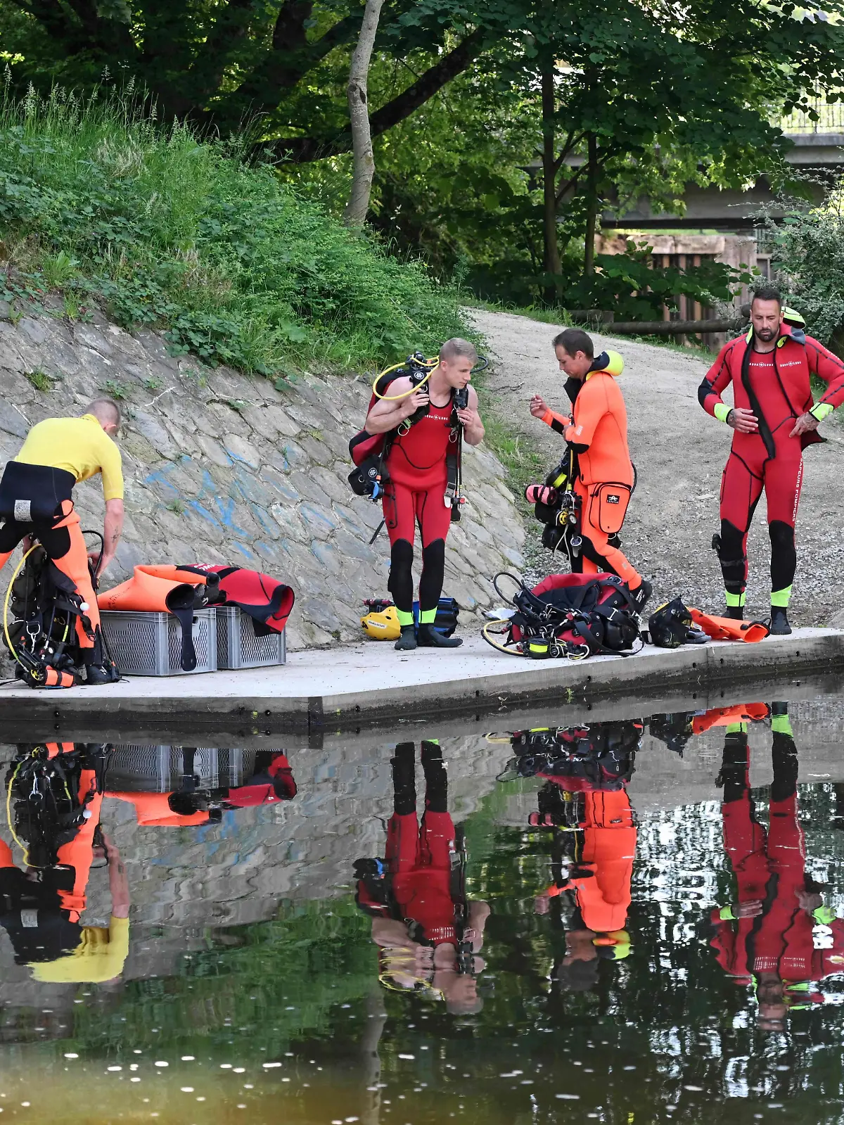 25.05.2026, Frankreich, Rennes: Taucher machen sich bereit, im Fluss Vilaine in der Nähe der Stelle, an der die Leiche eines elfjährigen Jungen gefunden wurde, nach Beweisen zu suchen. Nach dem Fund der toten Kindes mit einem sehr fest um seinen Hals gebundenen nassen Badehandtuch befinden sich ein 16-Jähriger und eine 15-Jährige in Polizeigewahrsam.