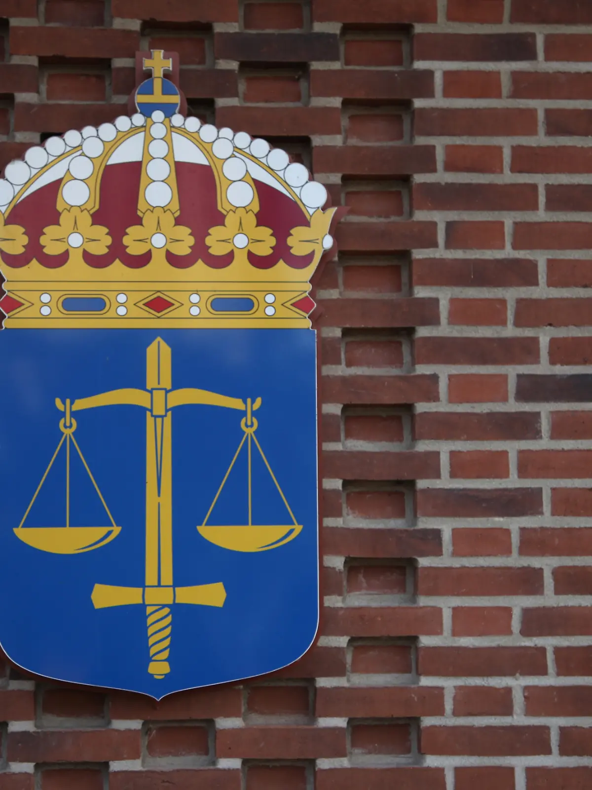 Das Logo der schwedischen Gerichte ist am Amtsgericht von Malmö zu sehen. (zu dpa: «Über 100 Freier: Mann soll Ehefrau zu Sex gezwungen haben») +++ dpa-Bildfunk +++