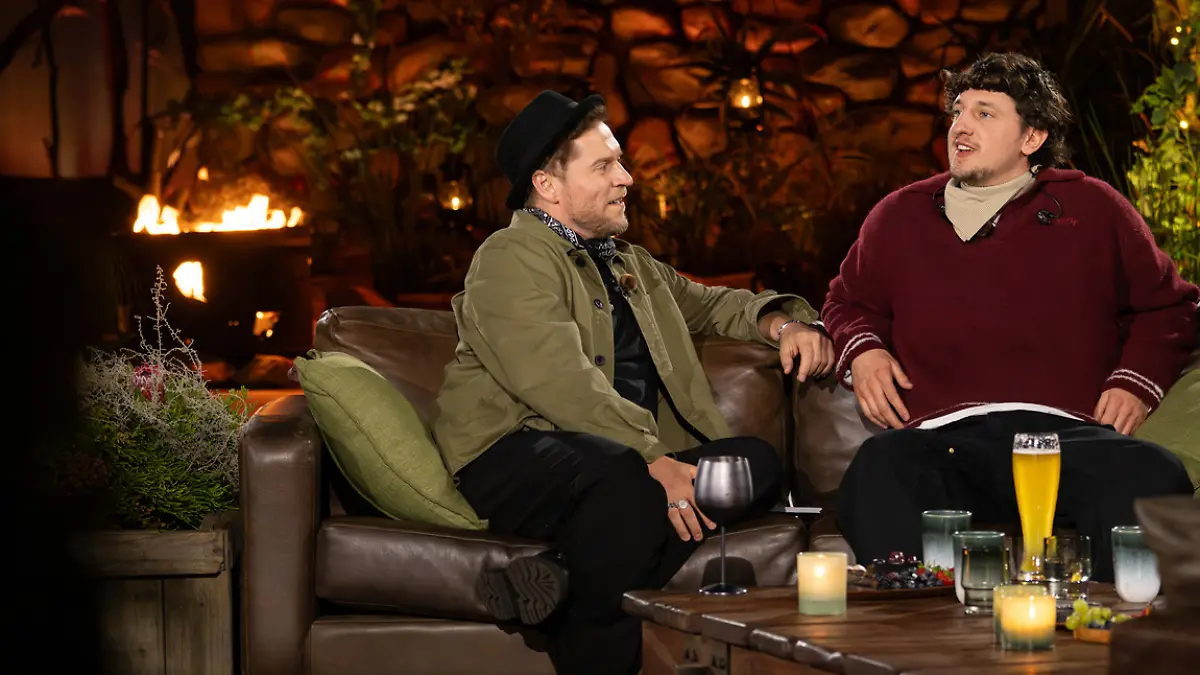 Johannes Oerding (l.) und Tream sitzen auf der Couch und unterhalten sich.