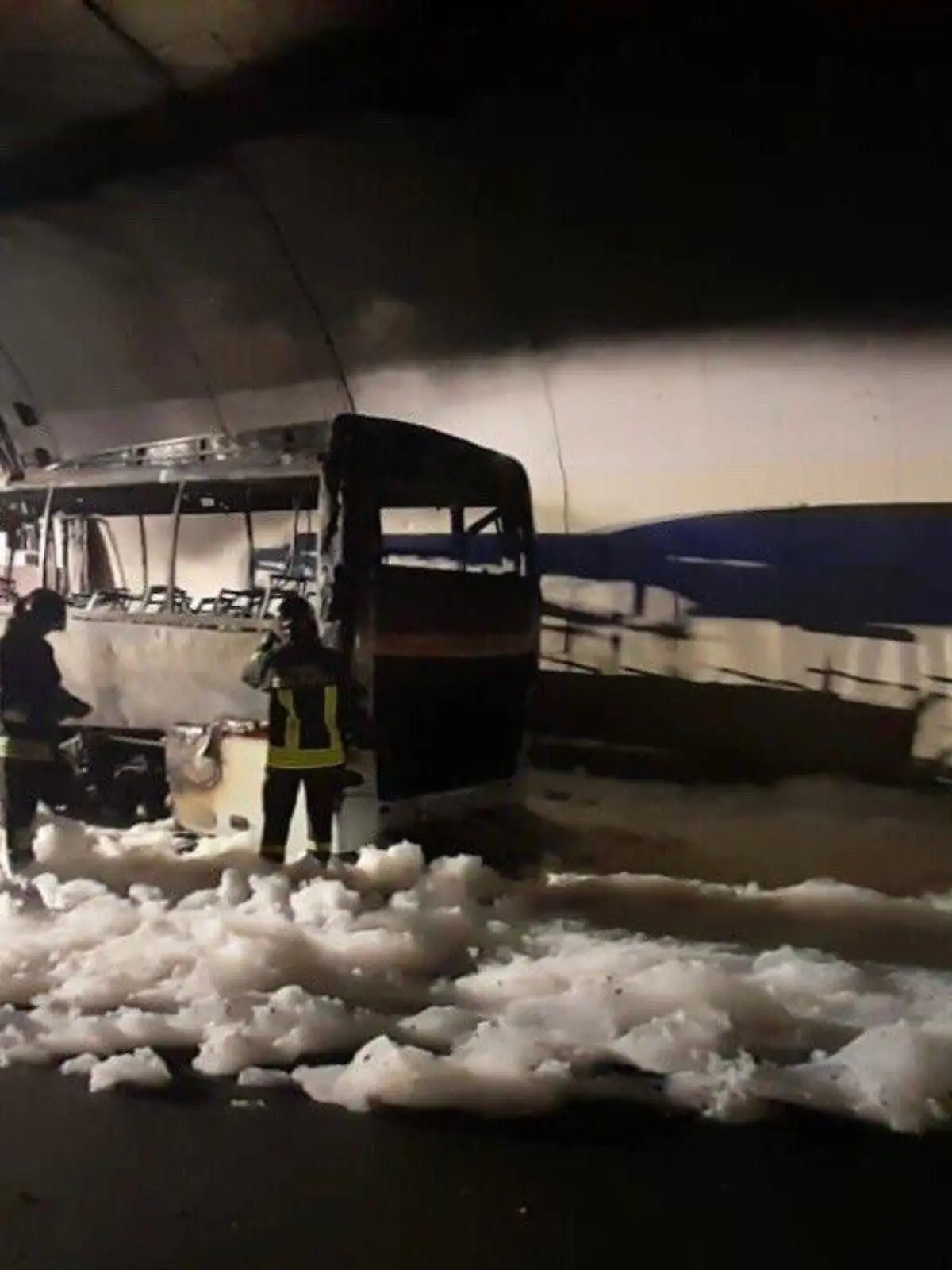 Bus brennt im Tunnel aus