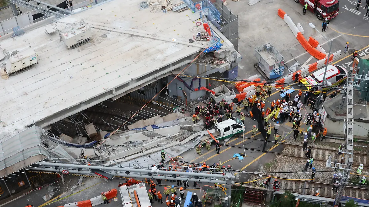 Südkoreanische Feuerwehrleute und Rettungskräfte versuchen, die Überführung zu durchsuchen, die während ihrer Demontage eingestürzt ist. +++ dpa-Bildfunk +++